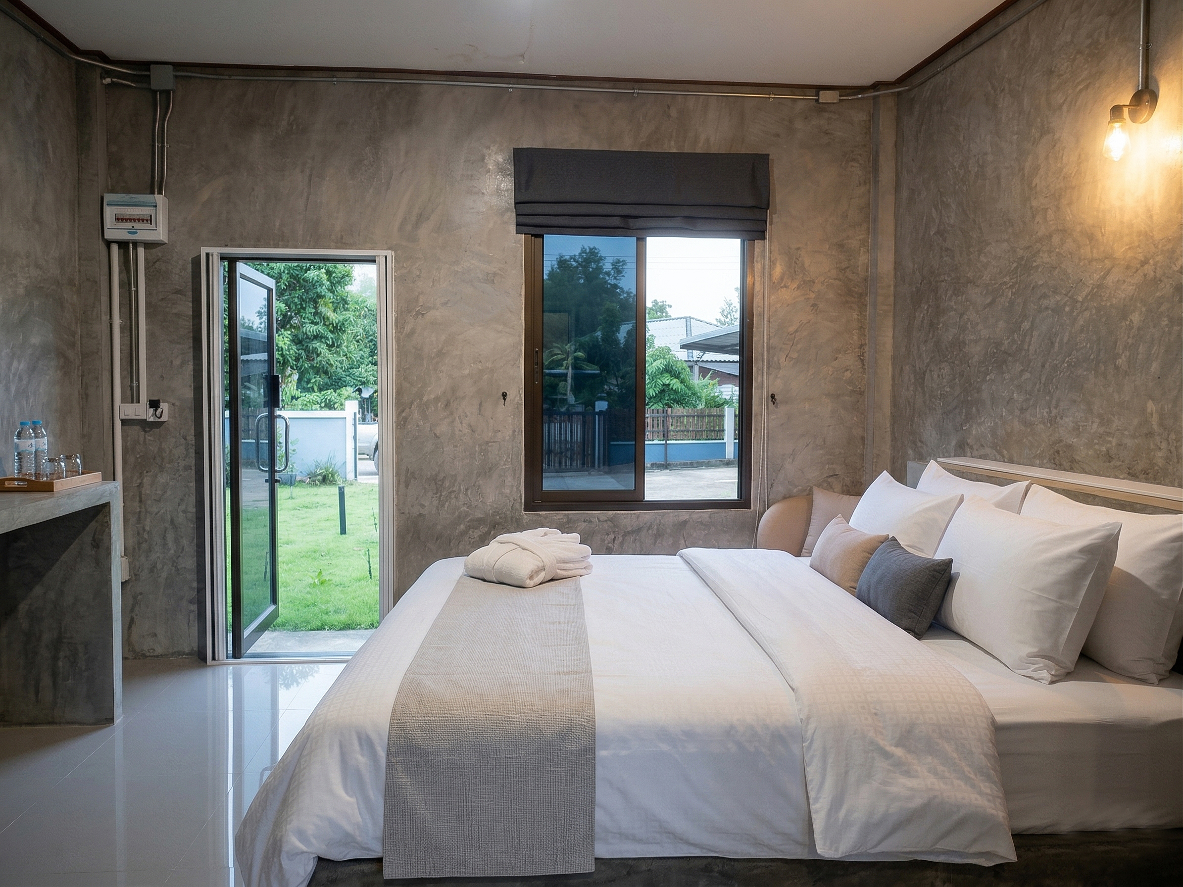 ห้องพักสไตล์ Soft Loft ของ View Doi Resort ผนังปูนเปลือย ไม้ระแนง WPC แสงไฟ Warm-white
